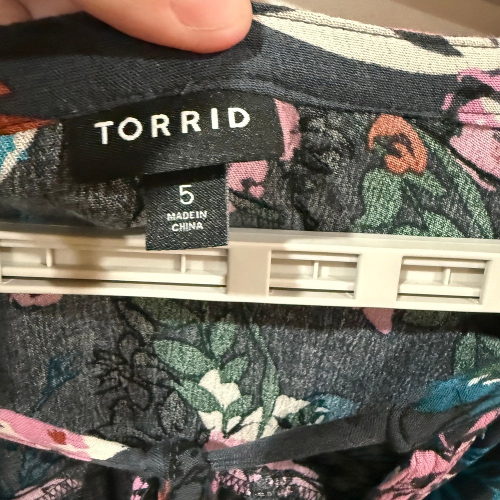Torrid Womens Plus Size 5 Floral Button Front V-Neck Tie Blouse Dark Grey‎ Pink - Picture 4 of 7